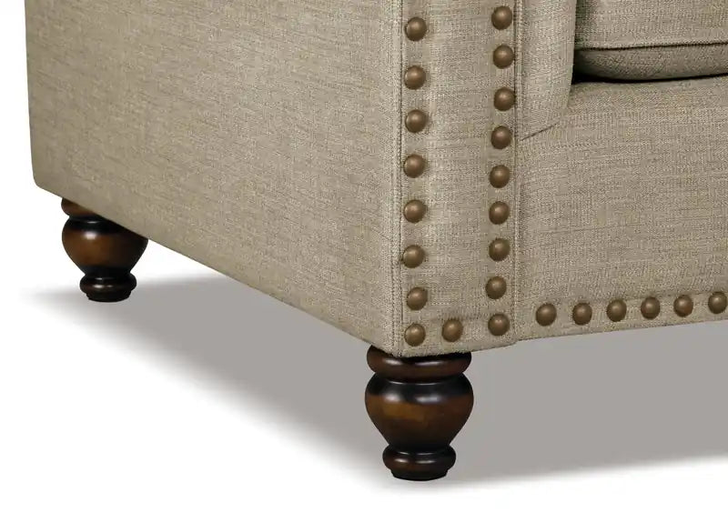 Fauteuil en tissu chenille avec garniture cloutée et pieds tournés en bois