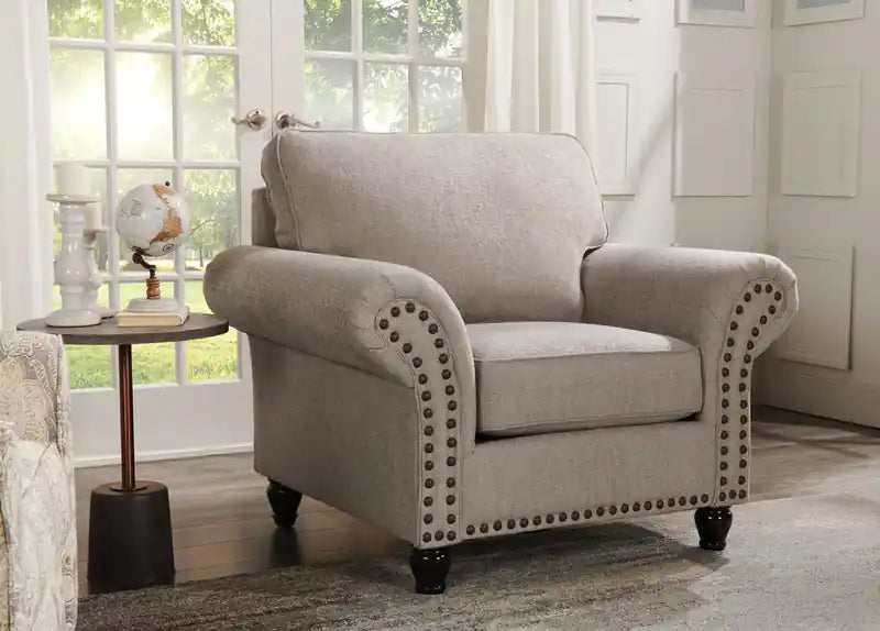 Fauteuil en tissu chenille avec garniture cloutée et pieds tournés en bois