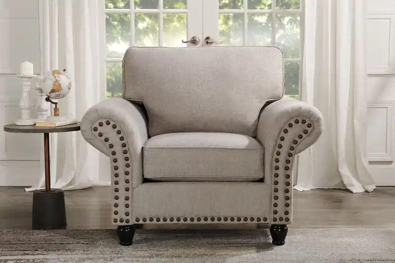 Fauteuil en tissu chenille avec garniture cloutée et pieds tournés en bois