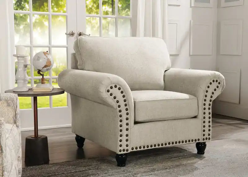 Fauteuil en tissu chenille avec garniture cloutée et pieds tournés en bois